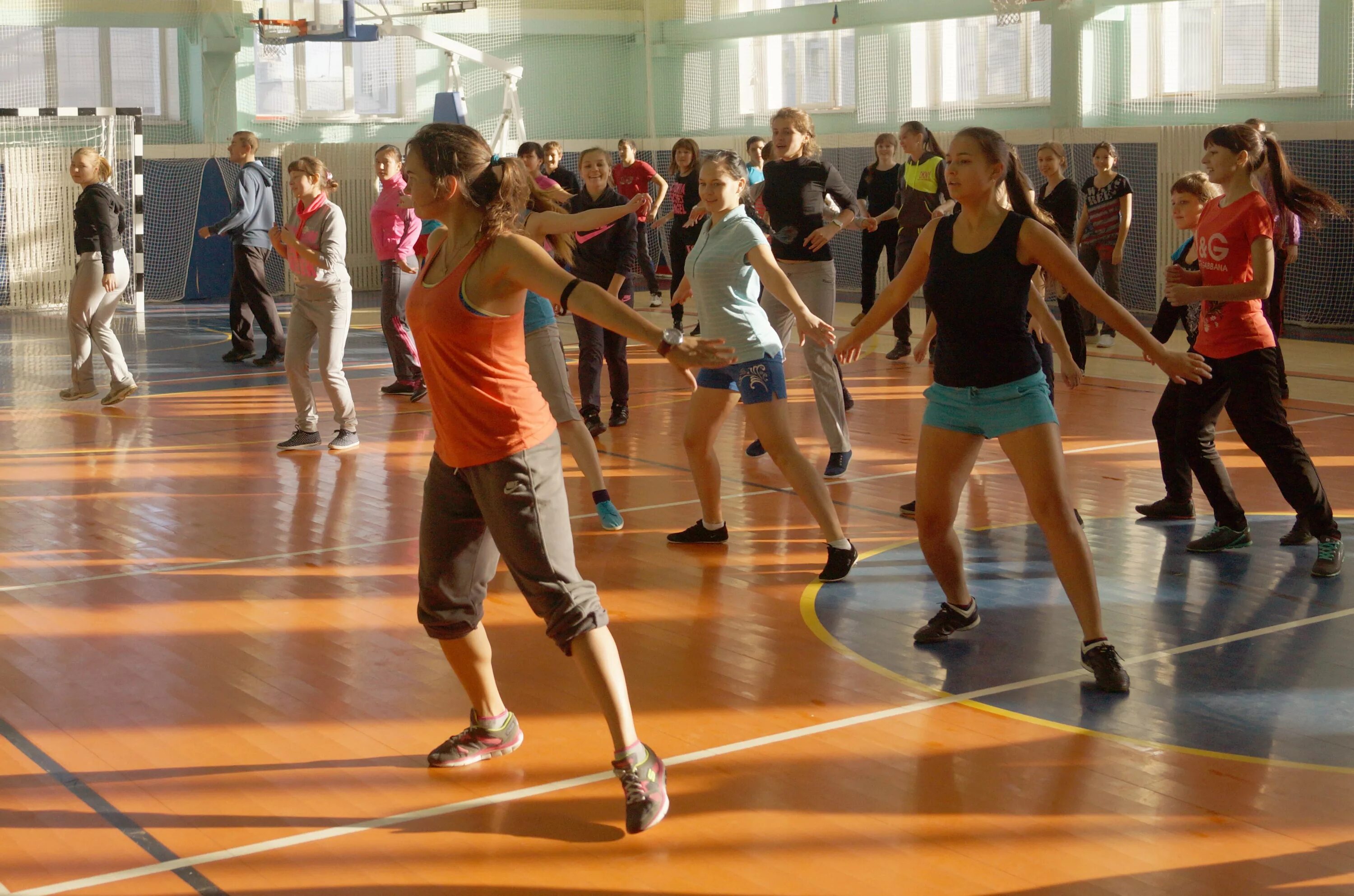 Физкультура в вузе. Физическая культура. Физкультура в учебных заведениях. Студенты на физкультуре. Физкультура в вузе.