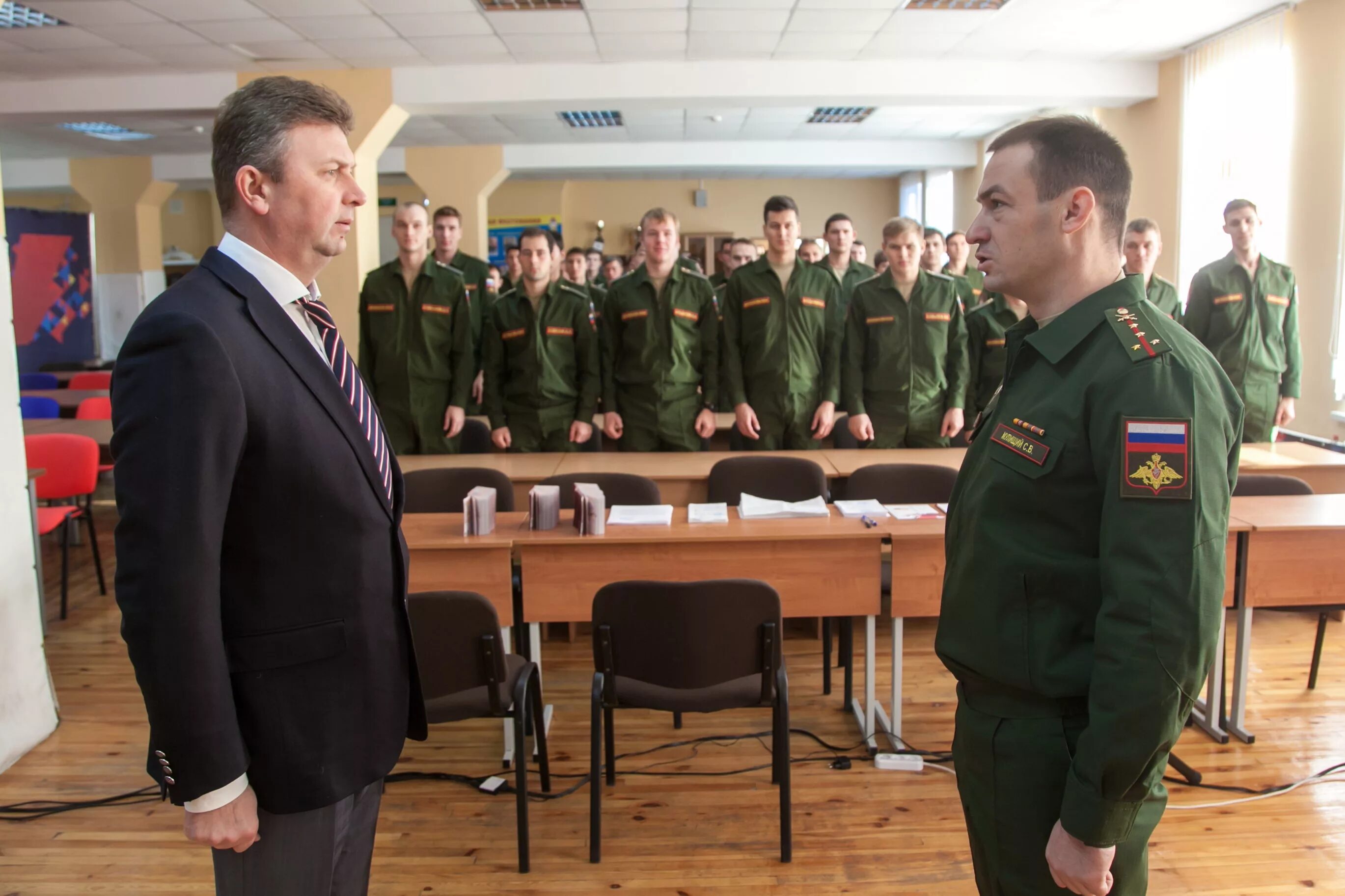 Уволенные военнослужащие. Ритуал проводы военнослужащих уволенных в запас. Солдат в увольнении. Проводы военнослужащих. Военнослужащий.