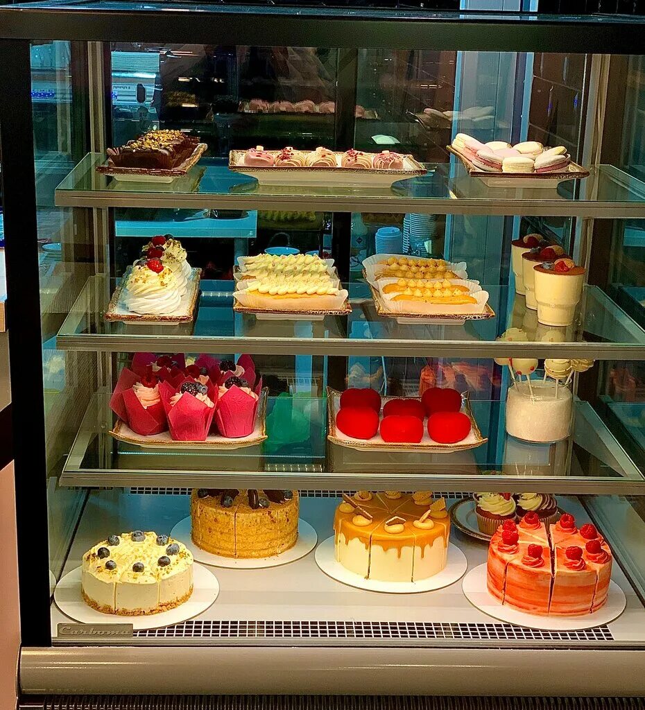 Кондитерская демель в вене. Кондитерская henri charpentier. Кондитерская пьера эрме. Кондитер пьер эрме торты. Кондитерская в париже ладури.