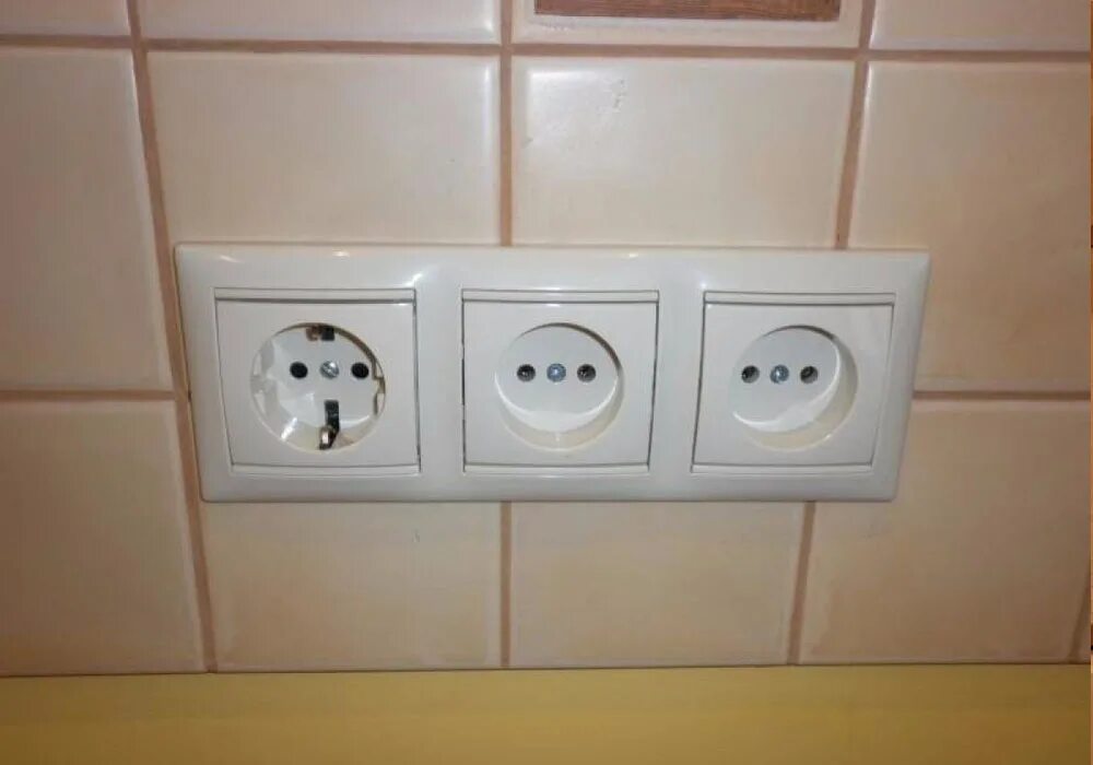 розетка 4 местная встраиваемая легранд. старая розетка. веркель snabb basic. ваш дом розетки. ваш дом розетки.