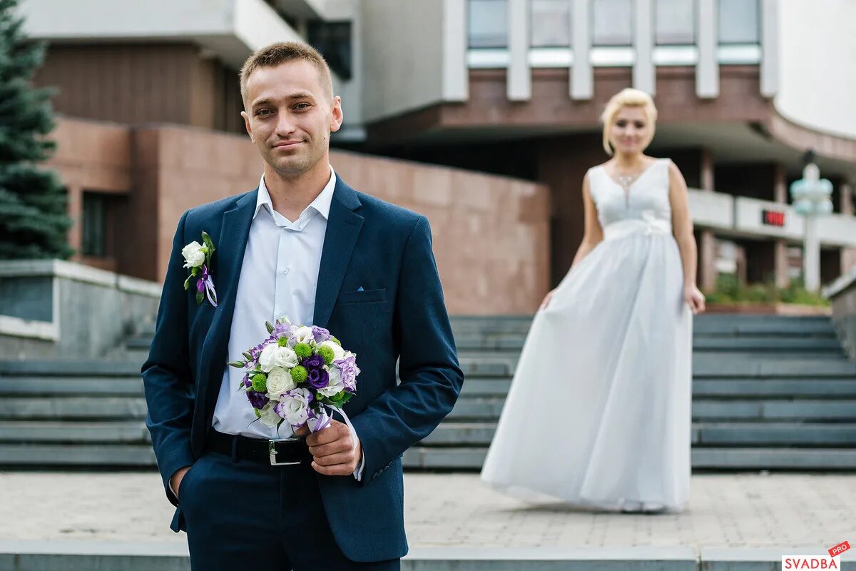 современная свадебная фотосессия. свадьба встреча жениха. первая встреча жениха и невесты. встреча с женихом в день свадьбы. жених встречает невесту дома.
