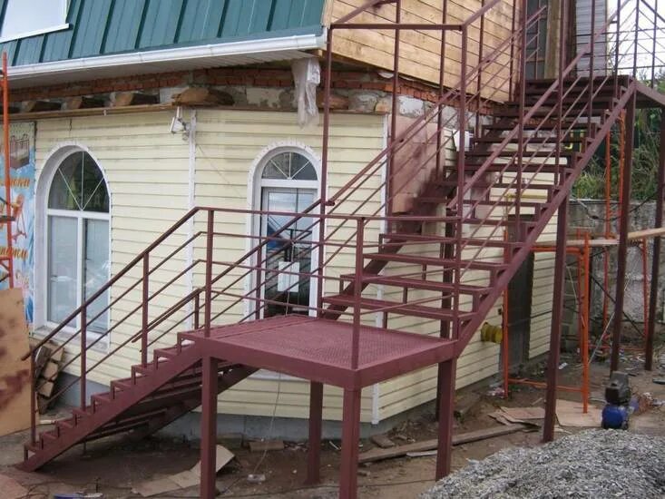 Ступень из дпк cm stair. Наружная металлическая лестница. Наружная лестница на второй этаж. Наружная лестница. Уличная лестница.