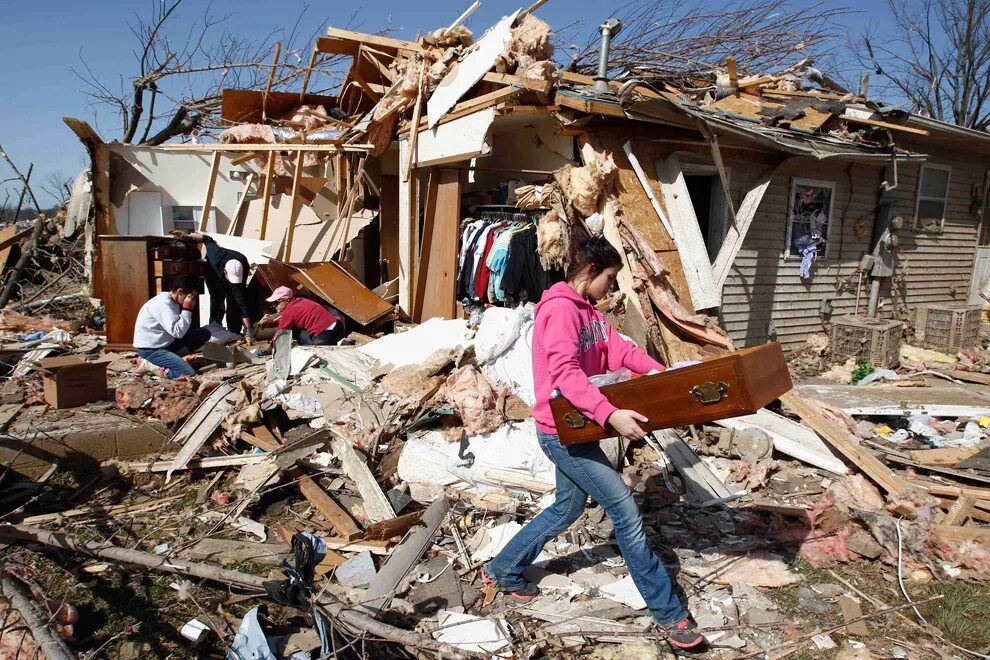 Разрушенные американские здания. Ураган разрушил дом. Разрушенные дома в Америке. Дом после Торнадо.