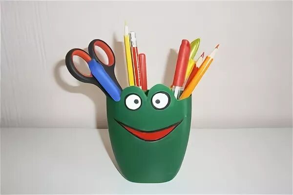 Подставка для карандашей. Подставка для карандашей из бутылки. Карандашница из пластиковой бутылки. Органайзер из флаконов от шампуня. Подставка для карандашей из бутылки.