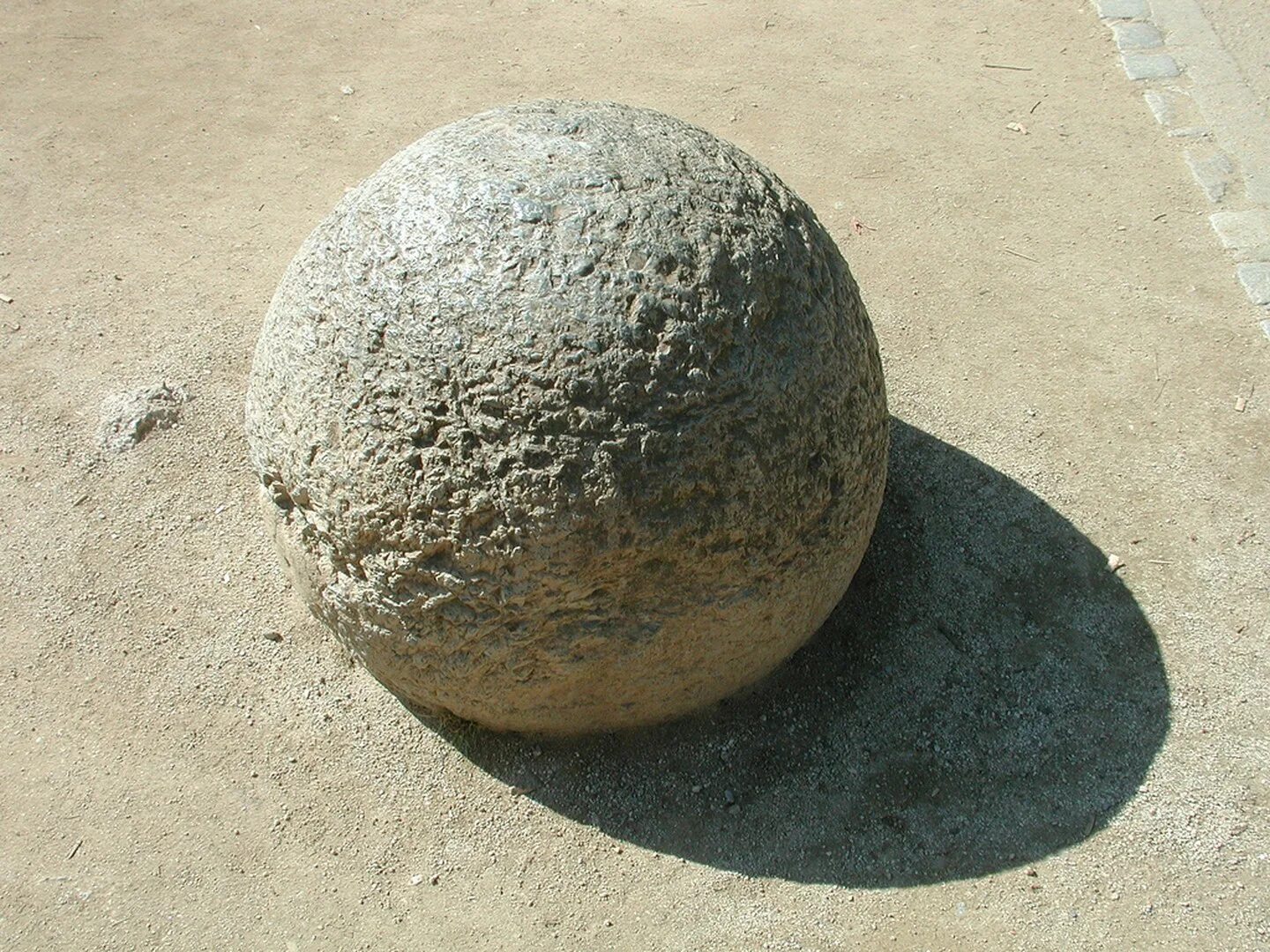 Каменные шары Коста-Рики. Round Stone. Каменная сфера в огороде. Каменная сфера игры. Huge round