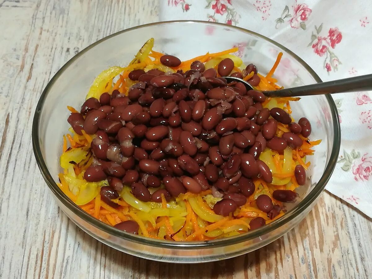 Простые рецепты блюд из фасоли. Вкусный салат с фасолью. салат из фасоли консервированной. салат из красной фасоли. салат с красной фасолью консервированной.