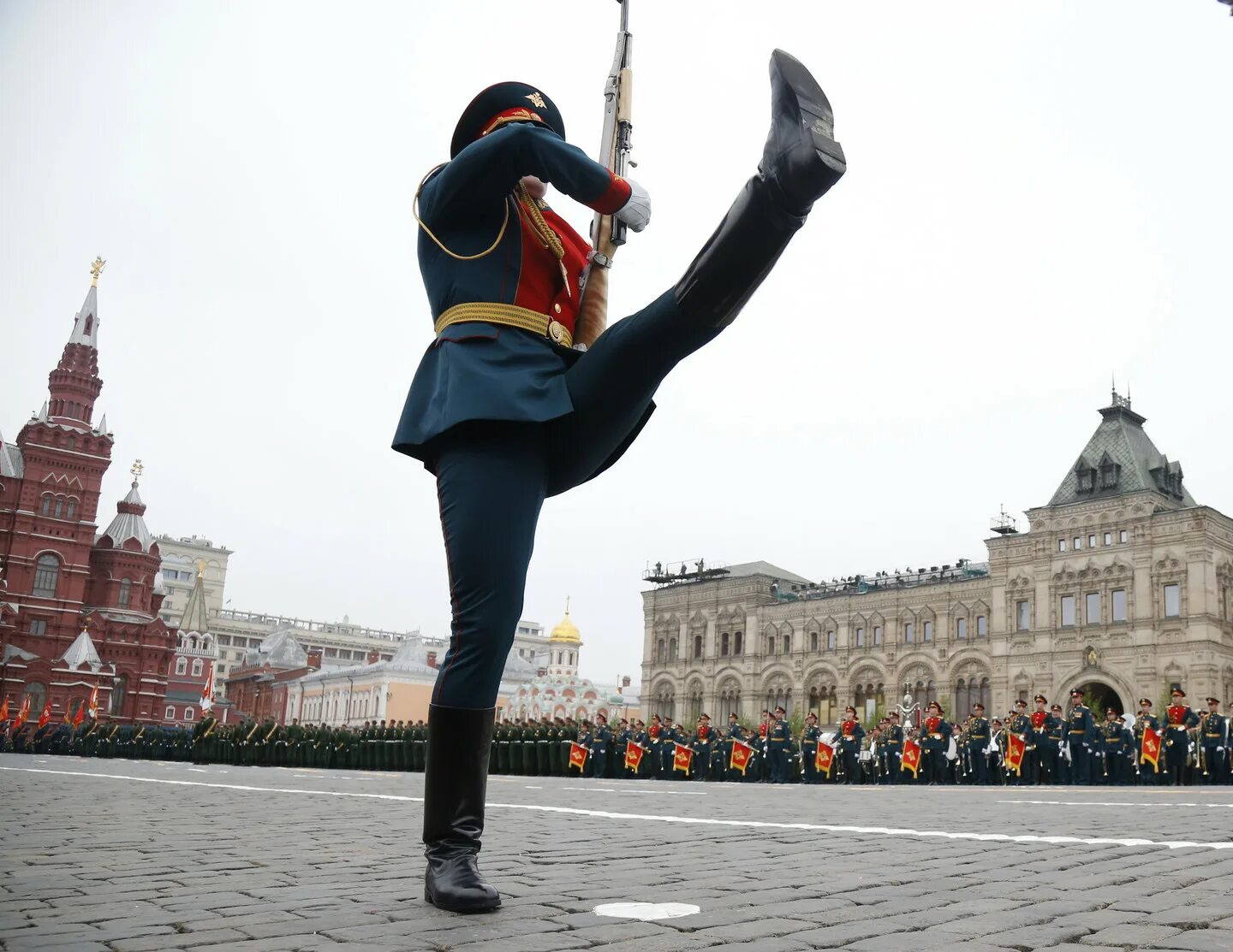 Moscow russian victory day. Празднование дня победы. Парад победы в москве. Russian people celebrate victory. Парад победы на красной площади 2022.