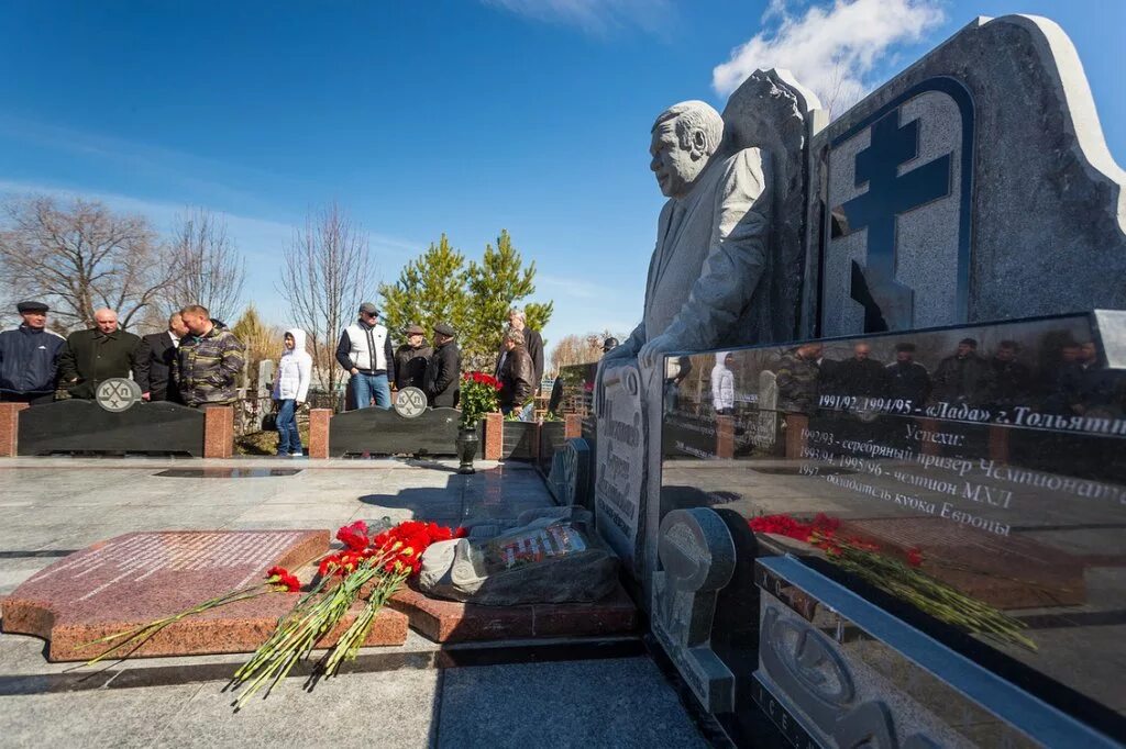 Памятник на могилу в тольятти. Кладбище тольятти. тольяттинское городское кладбище на обводном шоссе. барковское кладбище тольятти. аллея героев тольятти.
