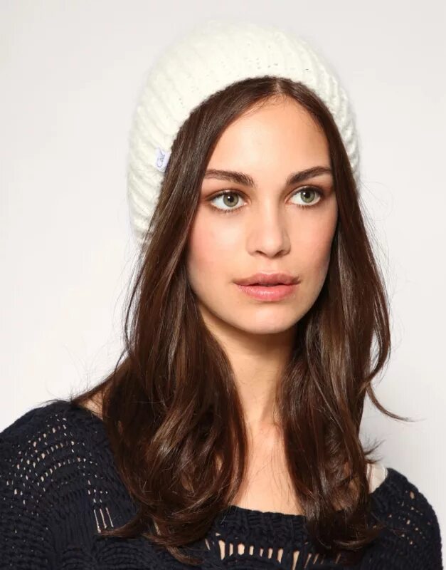 кудрявая шапка. головной убор для кудрявых. головной убор с волосами. челка из под шапки. головной убор с волосами.