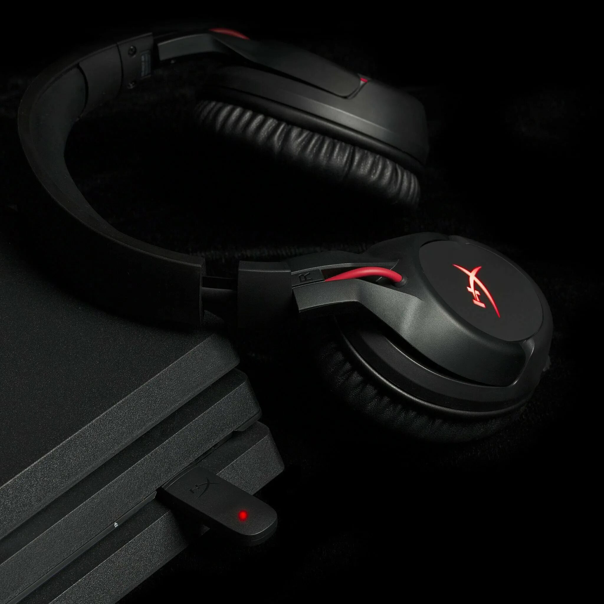 Игровую гарнитуру hyperx cloud. Kingston HYPERX cloud Flight Black. Игровые наушники HYPERX cloud. Беспроводные наушники HYPERX cloud Flight. HYPERX Kingston наушники.