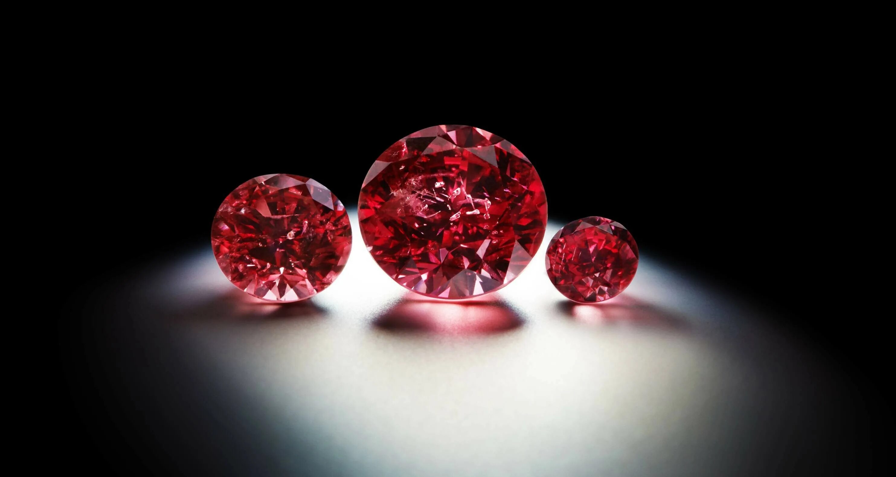 Red spinel камень. Шпинель необработанный. Красный бриллианты диамонд. Два красных камня. Рубин гранат турмалин шпинель.