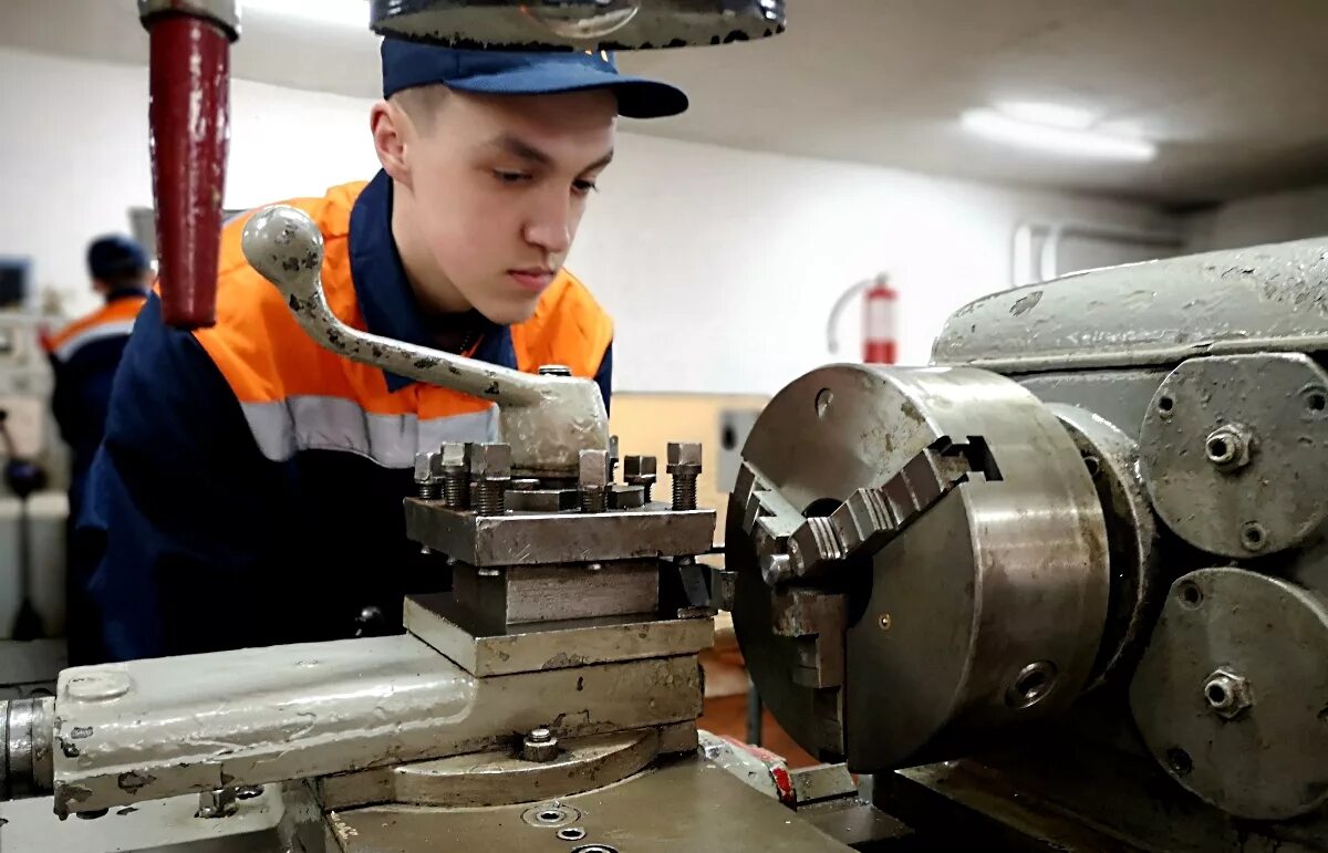 слесарь горного оборудования. станочник. токарь универсал станочник широкого профиля. слесарь 4 разряда. профессия слесарь.