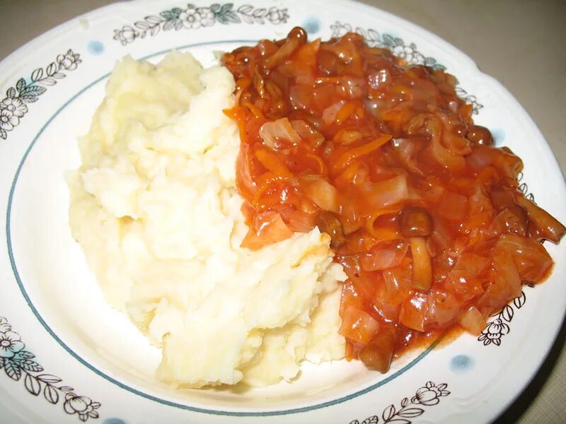 Тушеная капуста с картофельным пюре. Картофельное пюре с тушеной капустой. сложный гарнир пюре с капустой. пюре картофельное с тушенкой капустой. картошка пюре с капустой тушеной.