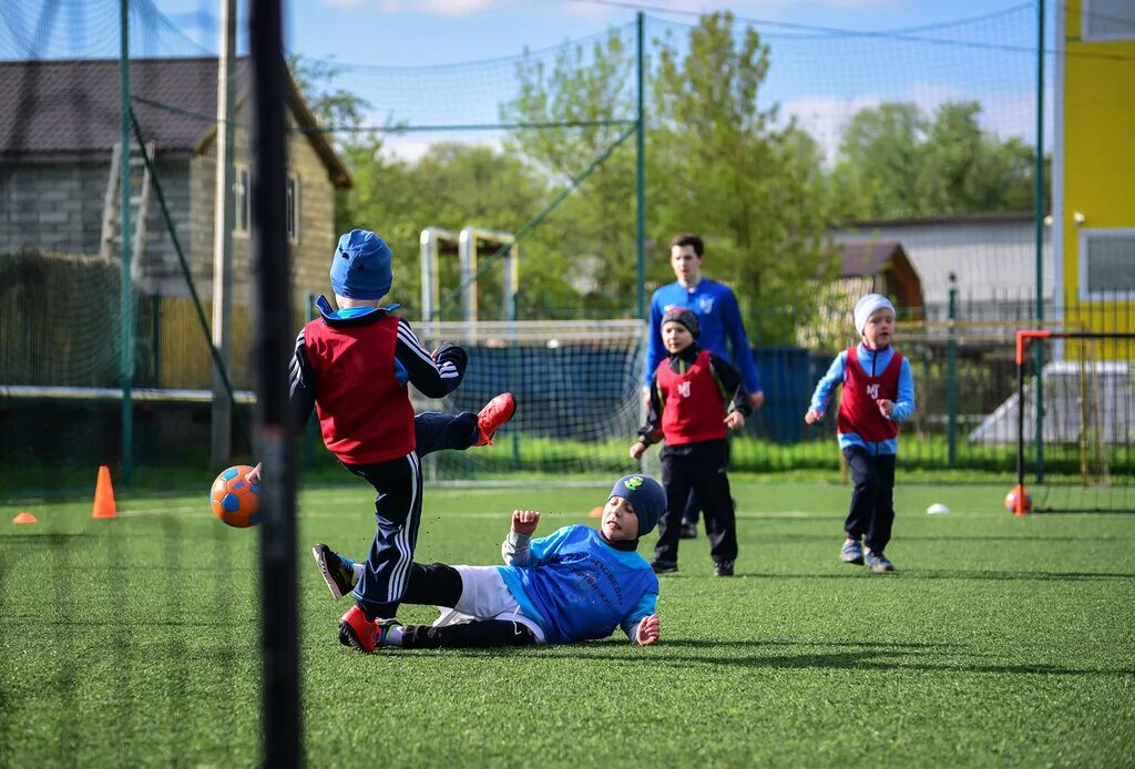 School sport club. Мистер Джуниор футбол Мытищи. Мистер Джуниор футбол Королев. Футбольная секция Королев. Футбольная школа ЮМР.