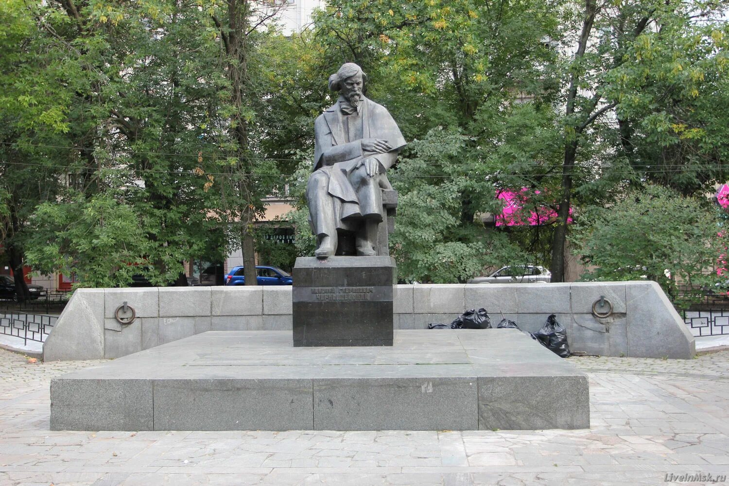 Памятник в чернышевском. Памятник Чернышевскому в Москве. Памятник Чернышевскому на Покровке. Покровские ворота памятник Чернышевскому.