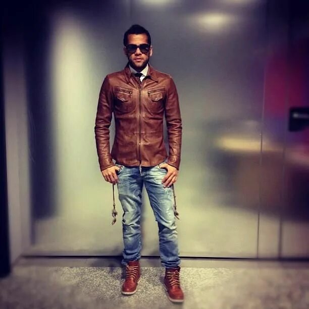 Причёска дани милохина 2020. Дани алвес стиль. Дани алвес в костюме. Футболка psg jordan 2020. Дани алвес стиль одежды.