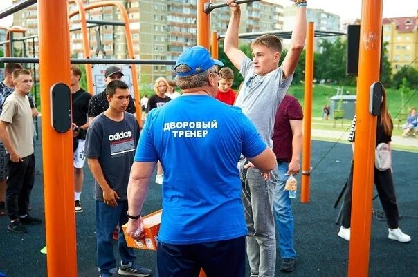 Дворовый тренер белгород логотип. Дворовые инструктора. Дворовый инструктор. Дворовый тренер. Дворовый футбол проект.