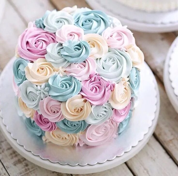 Cake decorating. Украшение торта. Украшение торта меренгой. Кремовое украшение торта. Маленькие безешки для украшения.