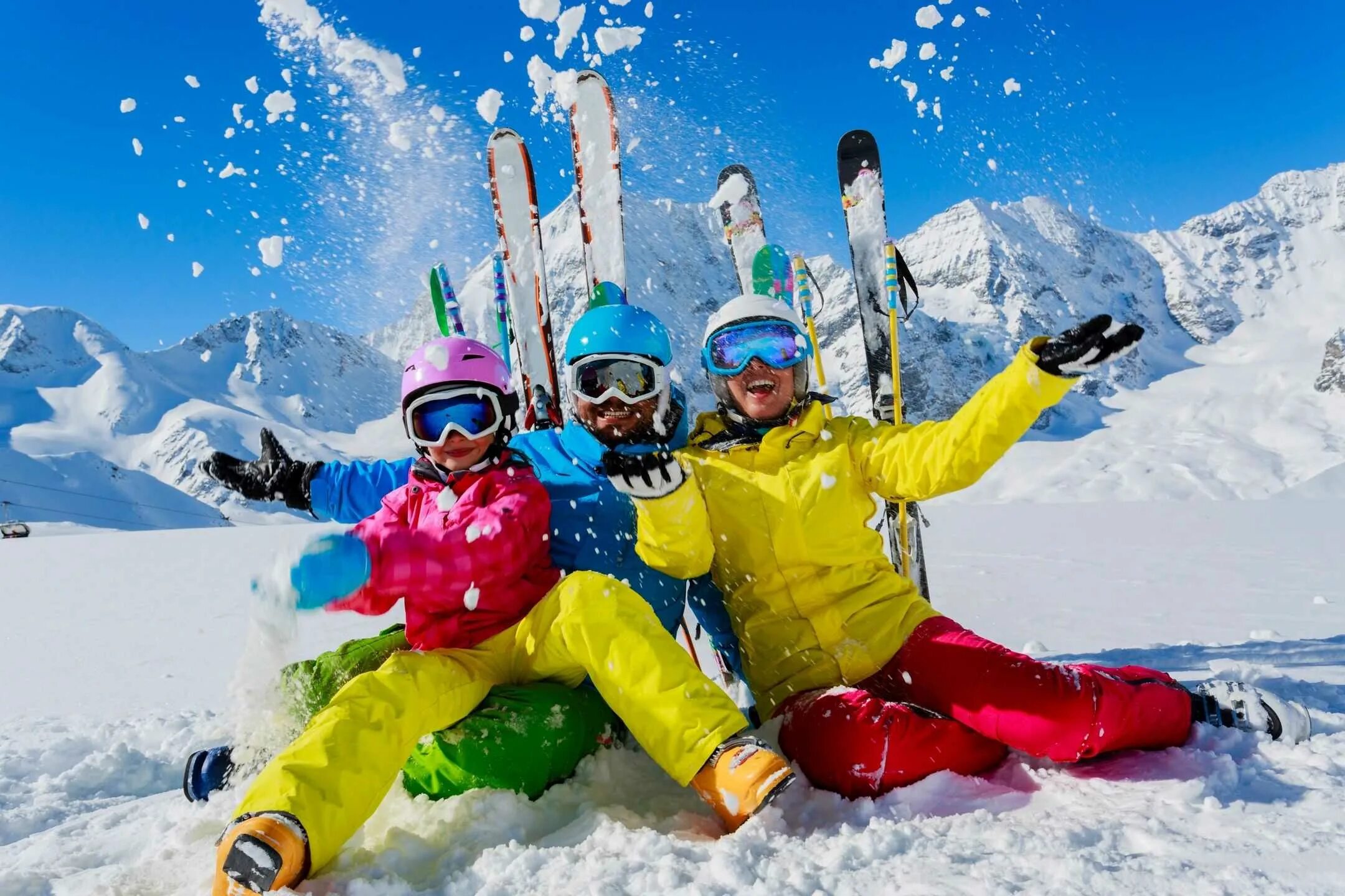 Поездка на горнолыжный курорт. Горнолыжный туризм. Зимний спорт. Катание на горных лыжах. Люди на горнолыжном курорте.