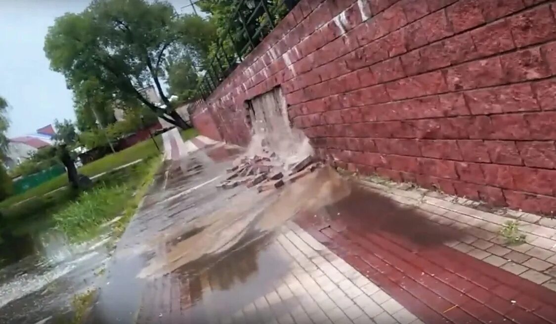 Последствия мощного золотого дождика оказались весьма приятными для двух юных дев