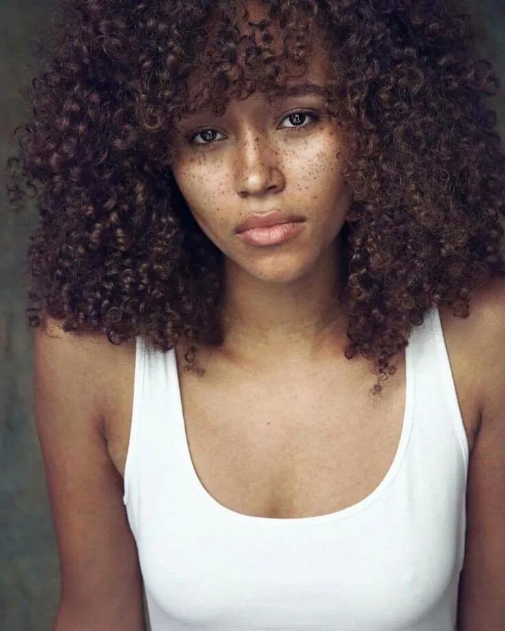 Смуглая девушка с кудрявыми волосами. Кудри химка. Skinny curly. Skinny curly. Афро кудри фотосессия.