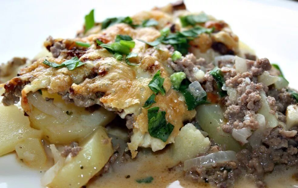 Картошка с грибами и филе в духовке. Запеканка с шампиньонами и картофелем. картошка с шампиньонами и фаршем в духовке. блюда с куриным фаршем и грибами. картошка шампиньоны фарш.