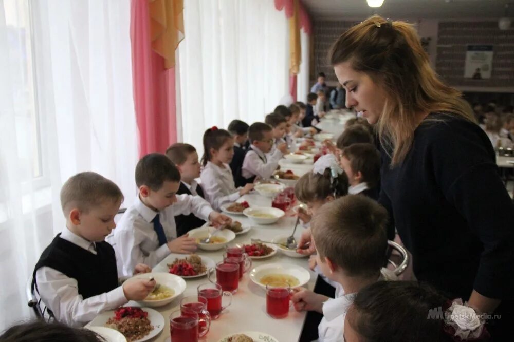 Обед в школе. Дети в столовой. Горячее питание в школе. Еда в школе. Еду школа 26