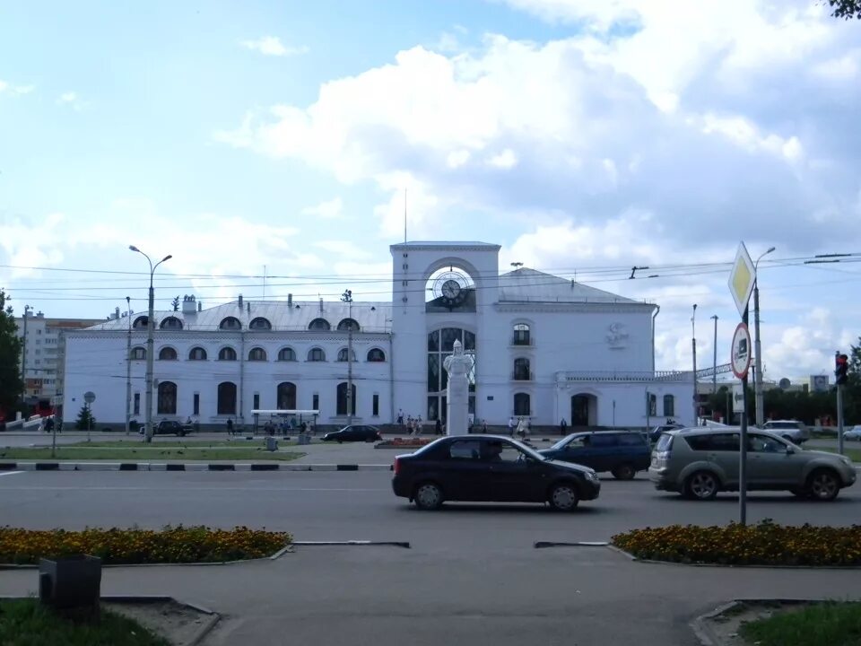 Ж/Д вокзал Великий Новгород. Вокзальная площадь Великий Новгород. Железнодорожный вокзал в Великом Новгороде. Железнодорожный вокзал Великий Новгород 1975. Вокзал великий новгород телефон