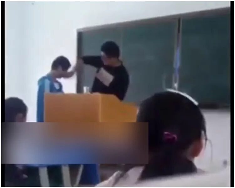 Ученика наказывает видео. Под партой учителей. Учитель наказывает школьницу. Ученика наказывает видео. Учитель избил ребенка.