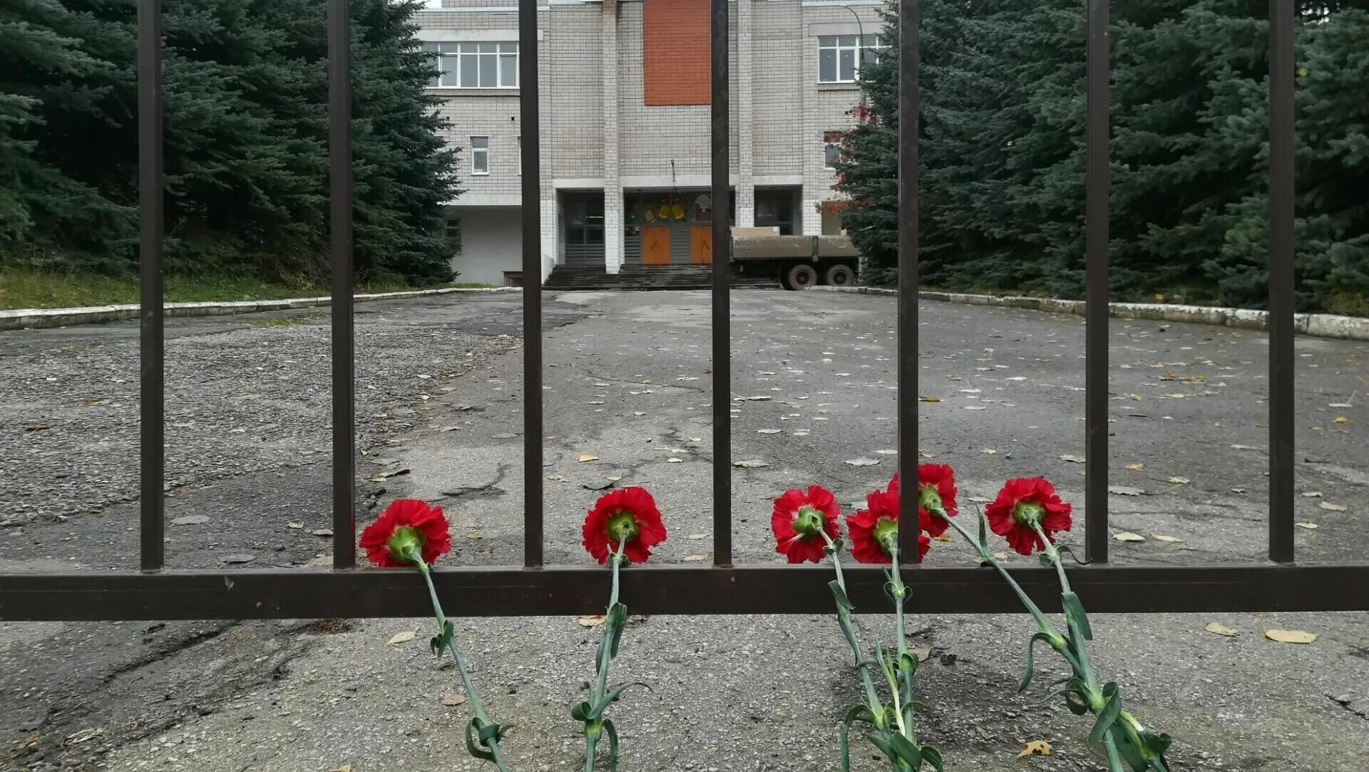 Ижевска школа 88 трагедия. Ижевск школа 88 стрельба. Пострадавшие в ижевске в школе. Ижевска школа 88 трагедия. 88 школа ижевск обстрел.