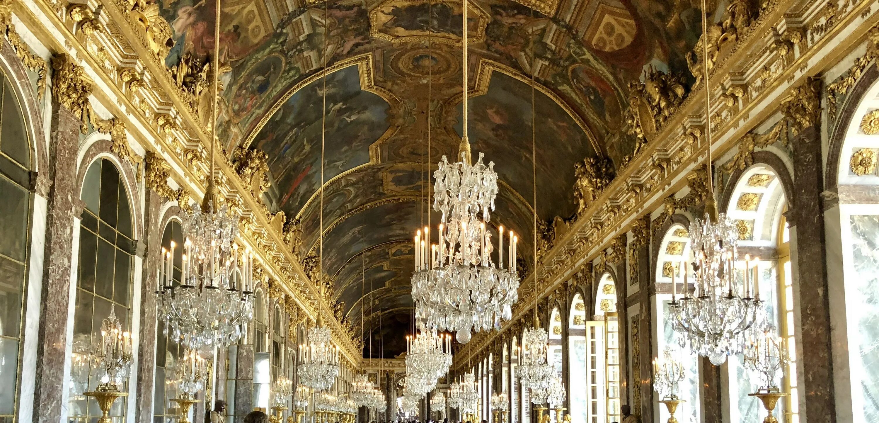 Версальский дворец зал войны. Версаль зеркальная галерея Версальского дворца. Версальский дворец Версаль внутри.