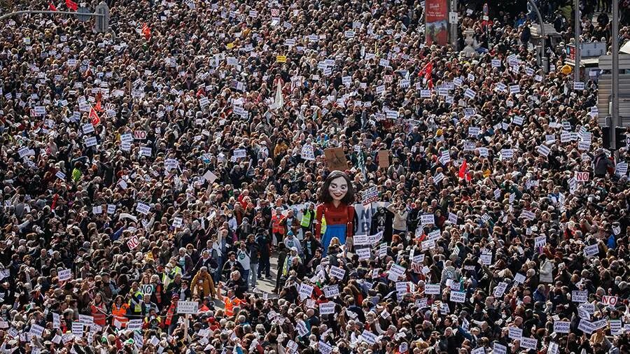 протесты в праге. 250 тысяч человек на одном фото. 200 тысяч человек. протесты в австралии. митинг в праге.