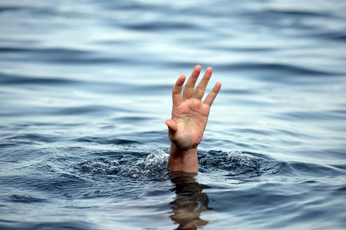 Папа утонуть. Тонущий человек. Человек тонет в воде. Рука торчит из воды.