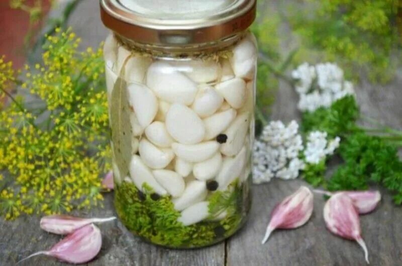 Маринованные чеснок рецепты приготовления на зиму. Консервированный чеснок. солёный чеснок зубчиками на зиму без стерилизации. маринованный чеснок в стеклянной банке. чеснок в маринаде.