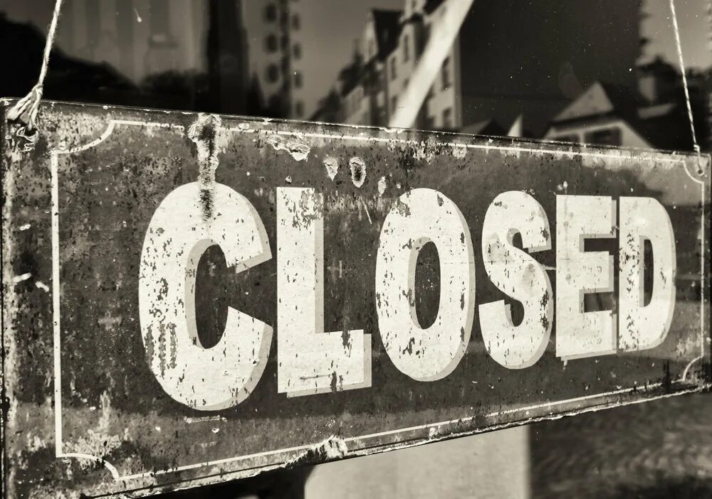 Closing на русском языке. Табличка closed. Вывеска closed. Надпись closed. Close надпись.