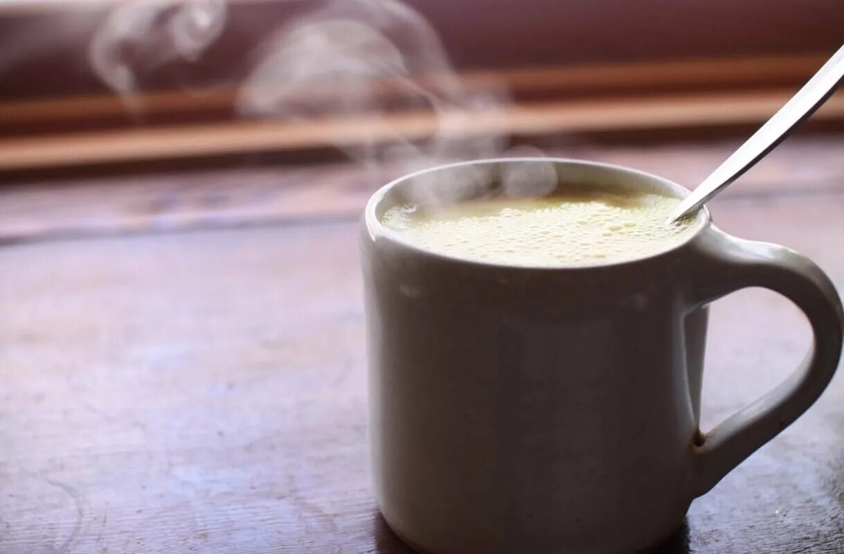 Теплое молоко на ночь. Теплое молоко. чашка с молоком. горячий молоко. кружка горячего молока.