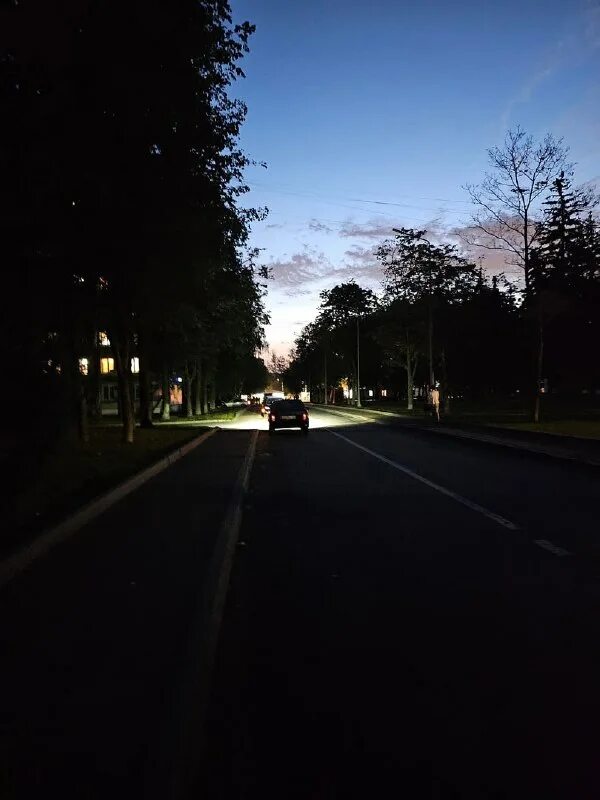 Мойка 24 часа душанбе. Ночные тени. Омская птица мем. Серое небо арт. Дорога город ночь.