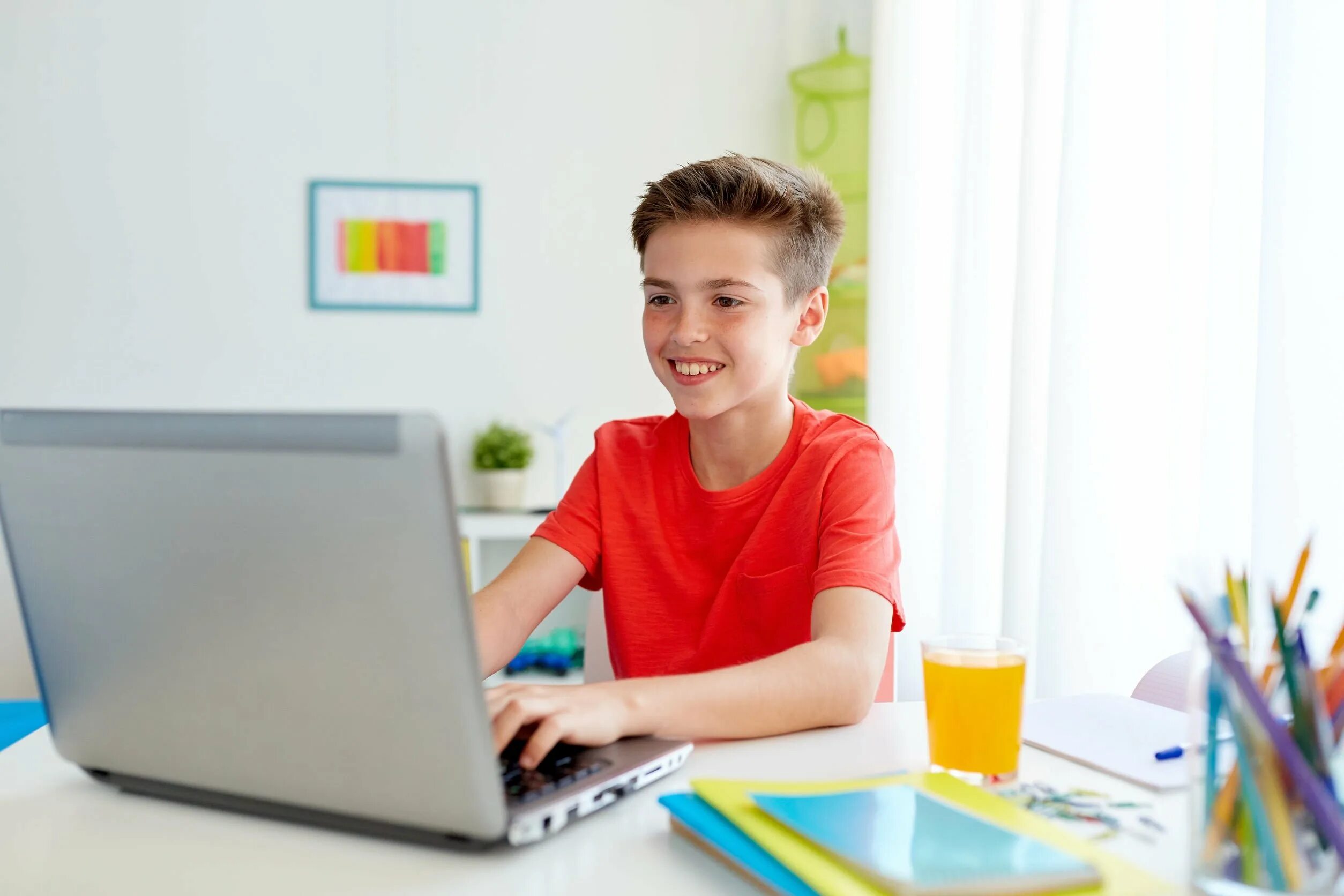 Ребенок за компьютером. Компьютер для детей. Подросток и компьютер. Подросток с ноутбуком.