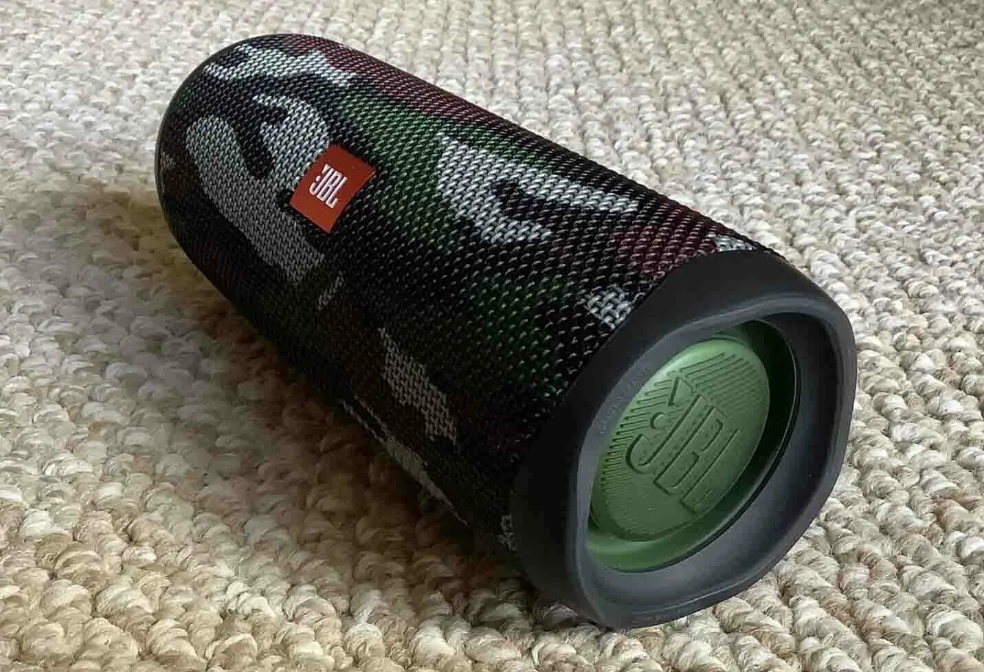 Как включить басс на jbl. JBL Flip 5. JBL charge 5 камуфляж. JBL Flip 4. JBL Flip 5 Camo.