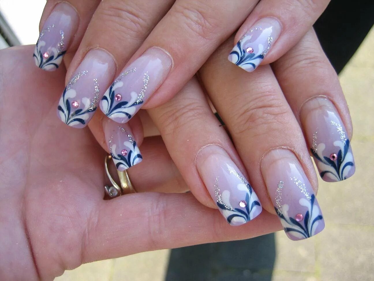 Рисунки на ногтях. Красивый френч. Оригинальный френч на ногтях. Френч с цветочками.