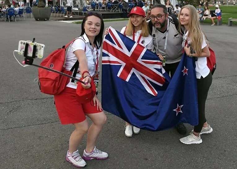 Как живут люди в новой зеландии. Новая зеландия жители. британские девушки. болельщицы англии. люди из новой зеландии.