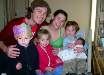Тейлор Хэнсон с семьёй и детьми. Hanson семья. Зак Хэнсон дети. Taylor Hanson с женой. Семья тейлор
