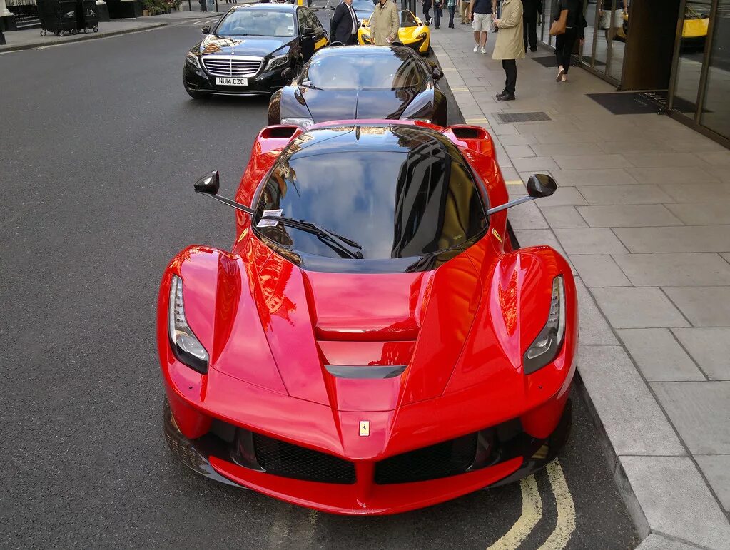 Ferrari laferrari. Феррари в новосибирске. Ferrari в городе. Настоящий феррари без комментариев. Настоящий феррари без комментариев.