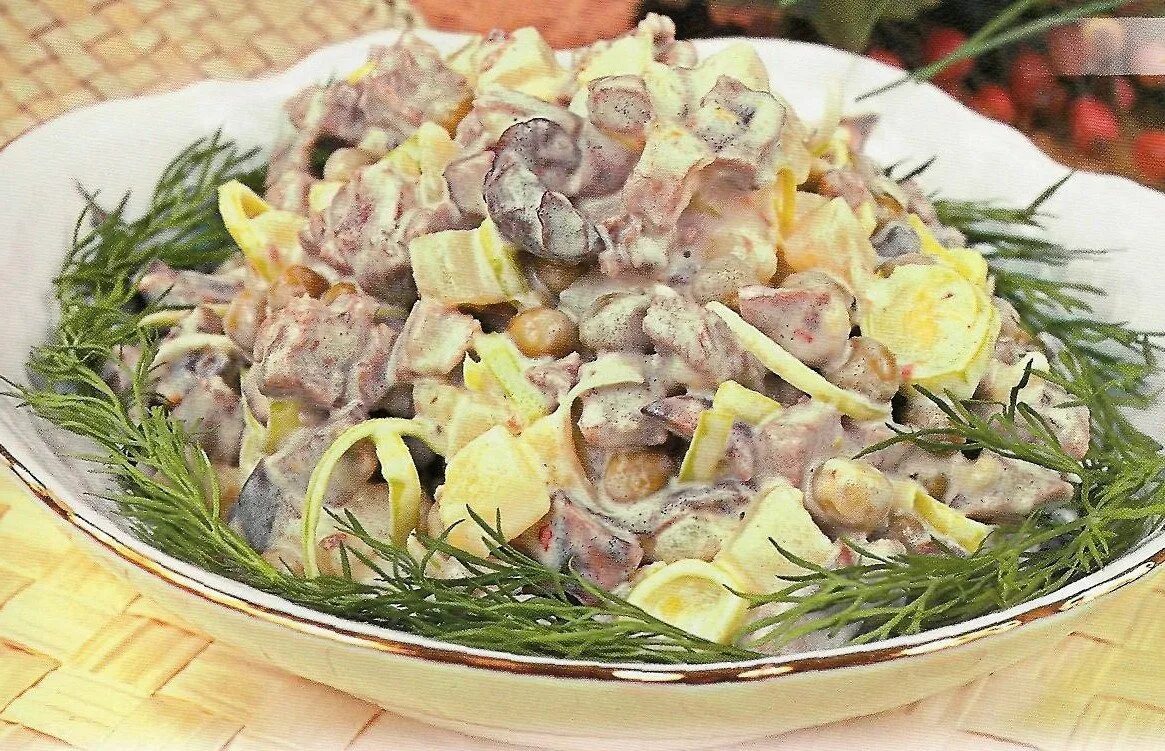Рецепты салата с мясом с фото. Салат мясной с грибами. Салат с мясом и грибами. Салат с картошкой и шампиньонами. Салат с мясом и картошкой.