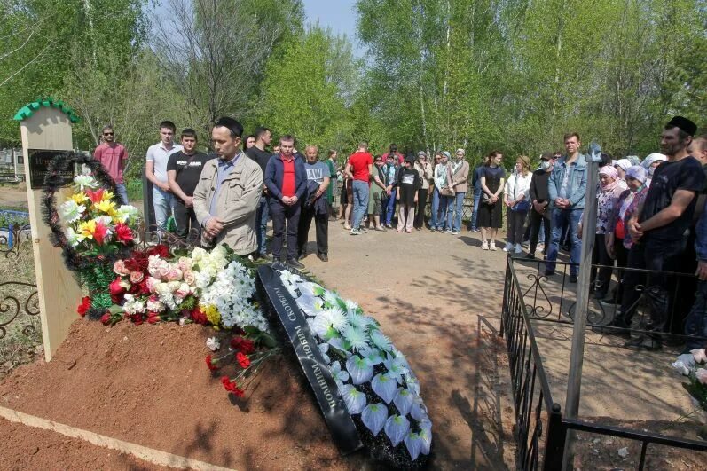 Что случилось с абдулой в клюквенном щербете. Гимназия 175 Казань похороны. Казань 175 школа трагедия. Школа 175 Казань стрельба погибших в школе.