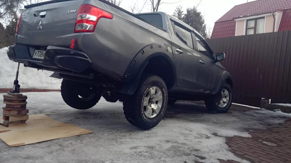 Митсубиси л200 грузоподъемность. Бампер силовой из композита на л200. Mitsubishi l200 с закрытым багажником. Мицубиши л 200 грузоподъемность. Митсубиси l200.