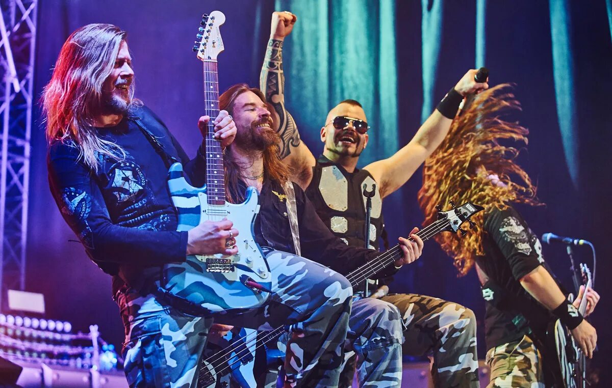 Sabaton back. Сабатон группа. Группа Сабатон 2020. Группа Sabaton арт. Sabaton 2001.