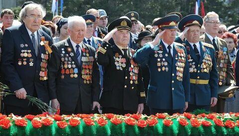 9 май много