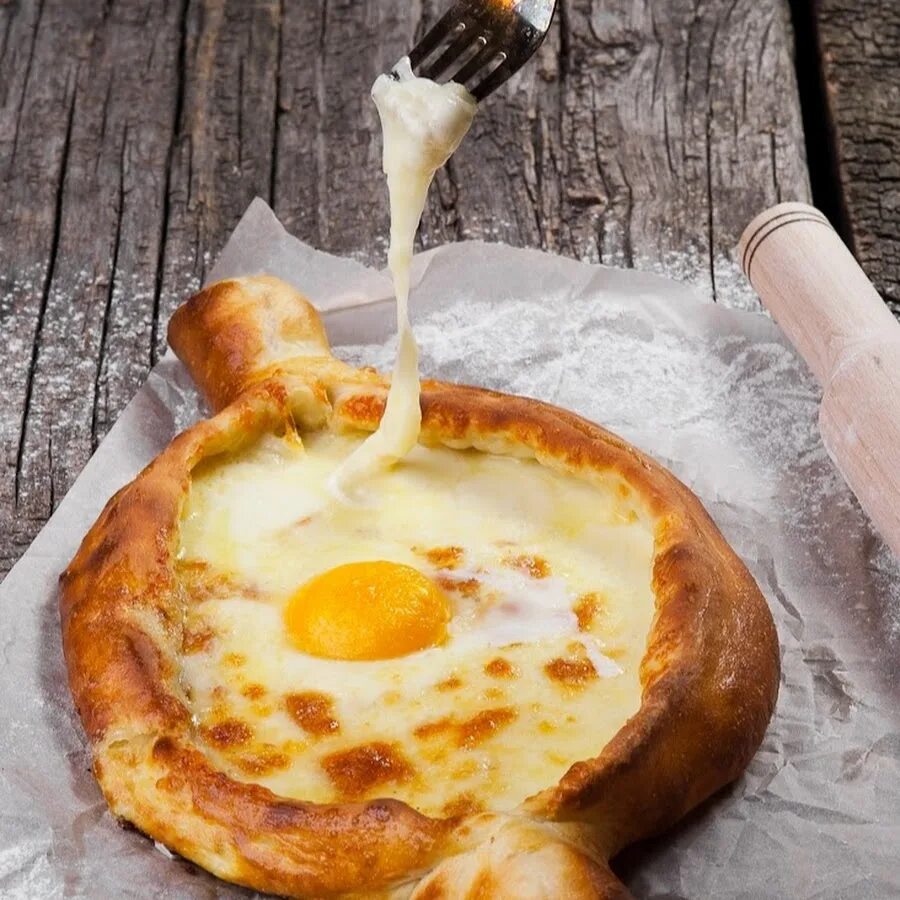 Хачапури хинкали вино. Грузинская кухня хачапури по аджарски. Хачапури и хинкали на строителей 6. Хачапури вид сверху. Хачапури абхазия.