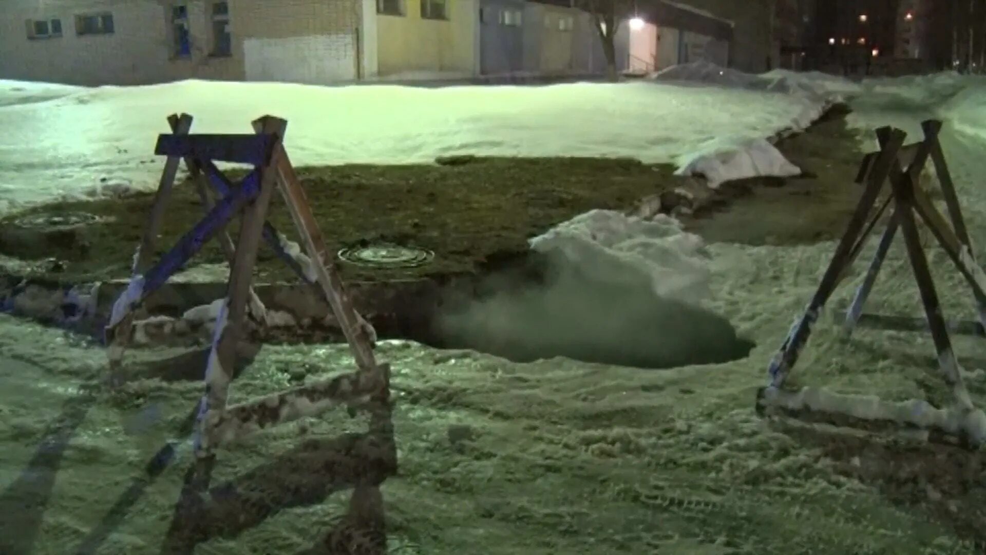 Прорыв теплотрассы омск в нефтяниках. Провал земли омская область. Прорыв трубопровода. Прорыв трубы омск. Провал на газоне.